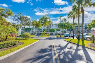 3850 Oaks Clubhouse Dr Unit 208, Pompano Beach, FL 33069