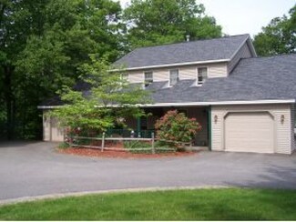 17 Cressey St, Henniker, NH 03242