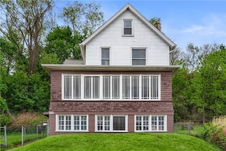 228 W 11th Ave, Tarentum, PA 15084