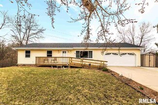 847 Heritage Dr, MacKinaw, IL 61755