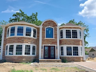 274 S 10th St, Lindenhurst, NY 11757