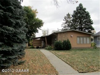 305 305 W 9th St, Morris, MN 56267