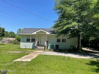 708 Wood St, Waveland, MS 39576