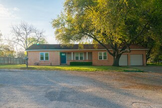 1502 H St, Floresville, TX 78114