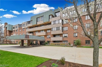 5200 Three Village Dr Unit 4K, Cleveland, OH 44124