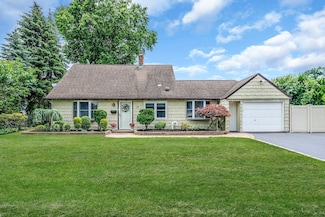 19 Buttercup Ln, Levittown, NY 11756