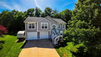 716 SE James Cir, Lees Summit, MO 64063