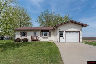 1029 Upper Valley Dr, Blue Earth, MN 56013