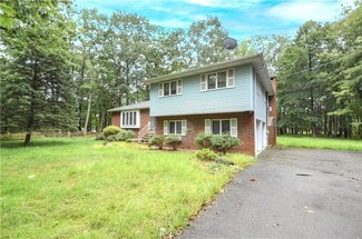 513 Moonlight Ln, Henryville, PA 18332