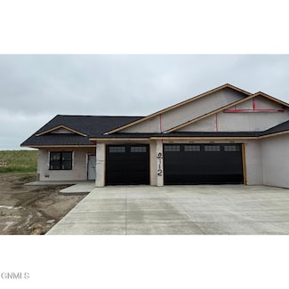 2112 Prairie Hawk Dr, Bismarck, ND 58503