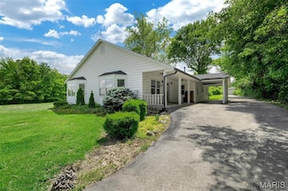 5837 Hill View Dr, Pacific, MO 63069