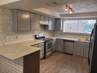 13930 New Village Ln, Sugar Land, TX 77498