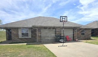 12 Lombardy Place, Clinton, OK 73601