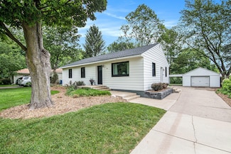 2016 Engleside Dr SE, Grand Rapids, MI 49546