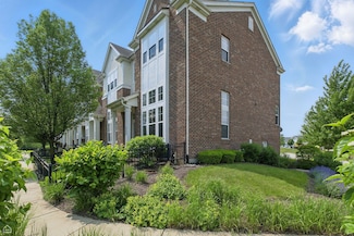652 Grosvenor Ln, Aurora, IL 60504