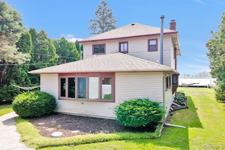 429 Edgewater Dr, Algonac, MI 48001