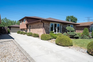 5922 W 75th Place, Burbank, IL 60459