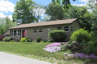 9 William St, Lincoln, ME 04457