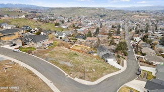 110 S 10th St, Selah, WA 98942