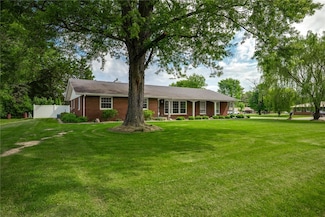 100 E Pine Dr, Effingham, IL 62401