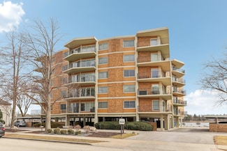 333 N Lake Rd Unit 203, Oconomowoc, WI 53066