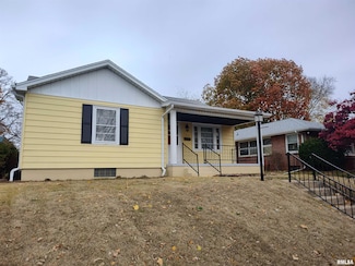 347 Charlotte St, Pekin, IL 61554