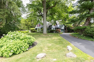 8 Oak Ln, Rochester, NY 14610