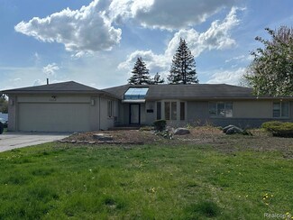 6850 Arlington Dr, West Bloomfield, MI 48322
