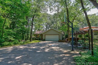 107 S Division Ave, Holland, MI 49424