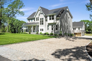 16 Lovers Ln, Aquebogue, NY 11931