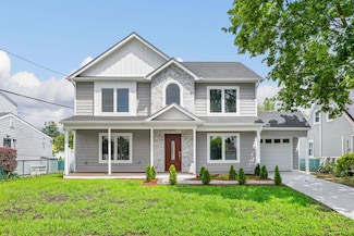 39 Stirrup Ln, Levittown, NY 11756