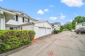 5 Meadowlawn Dr Unit 9, Mentor, OH 44060