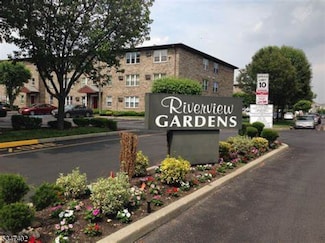 44 Riverview Ct, Secaucus, NJ 07094