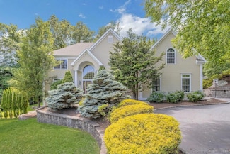 3 Magellan Ln, Easton, CT 06612