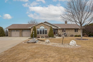17067 Meadowlark Dr, Peosta, IA 52068