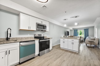 4 Duck Pond Rd Unit 211, Beverly, MA 01915