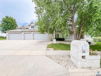 611 E 61st St, Sioux Falls, SD 57108