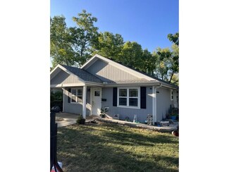 407 E 4th St, Cameron, MO 64429