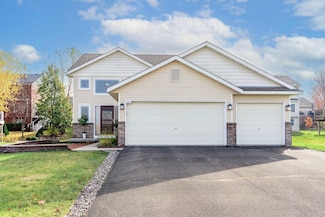 526 Hackney Ave, Shakopee, MN 55379