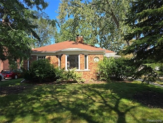 2100 Country Club Dr, Grosse Pointe Woods, MI 48236