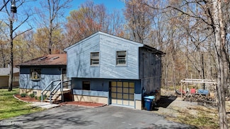 235 Oak Hill Rd, Hawley, PA 18428