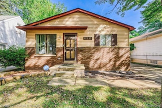 18949 Kenosha St, Harper Woods, MI 48225