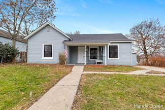 219 N 3rd St, Edmore, MI 48829