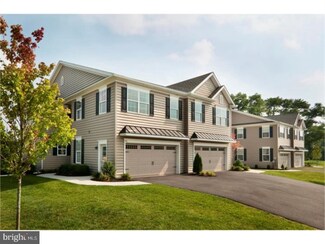 4 New Village Greene Dr, Honey Brook, PA 19344
