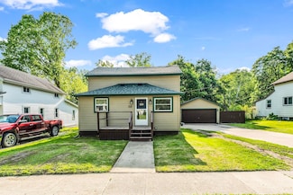318 Cherry St, Almont, MI 48003