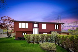 24 Illinois St, Dix Hills, NY 11746