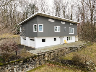 7 Autumn Dr, Monroe, CT 06468