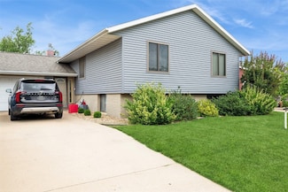 56 Julia Ann Dr NW, Cedar Rapids, IA 52405