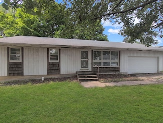 28 E Rosehill St, Marshall, MO 65340