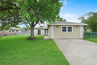 205 Bert St, Angleton, TX 77515